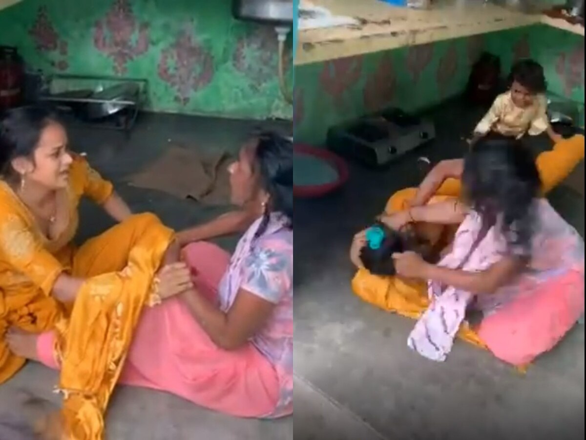सासूने सुनेला जमिनीवर आदळत केली मारहाण, किचनमध्येच तुंबळ हाणामारी; मुलाने काढला VIDEO title=