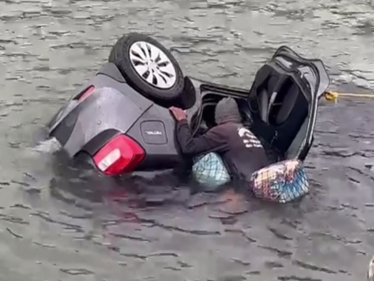 पुण्यात विचित्र अपघात, धरणात कार कोसळल्याने तिघांचा जागीच मृत्यू पुण्यात विचित्र अपघात, धरणात कार कोसळल्याने तिघांचा जागीच मृत्यू