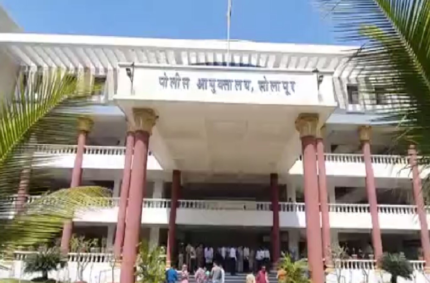 फेसबुकवर फसवणुक, पोलीस आयुक्तांच्या मित्रांकडून पैसे उकळले; सोलापुरमधील धक्कादायक प्रकार फेसबुकवर फसवणुक, पोलीस आयुक्तांच्या मित्रांकडून पैसे उकळले; सोलापुरमधील धक्कादायक प्रकार