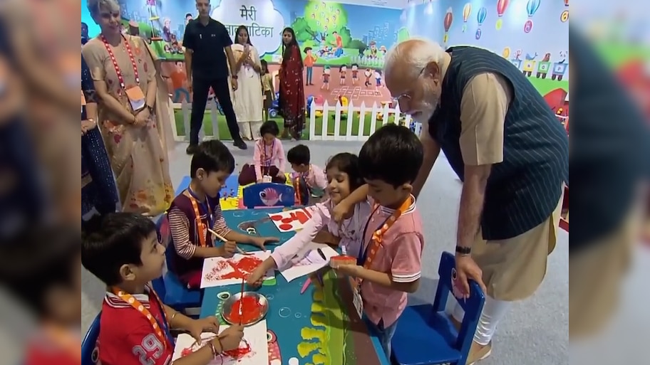 जेव्हा पंतप्रधानांनी विचारलं, मोदीजींना ओळखता का?  लहान मुलांनी दिलं मनोरंजक उत्तर