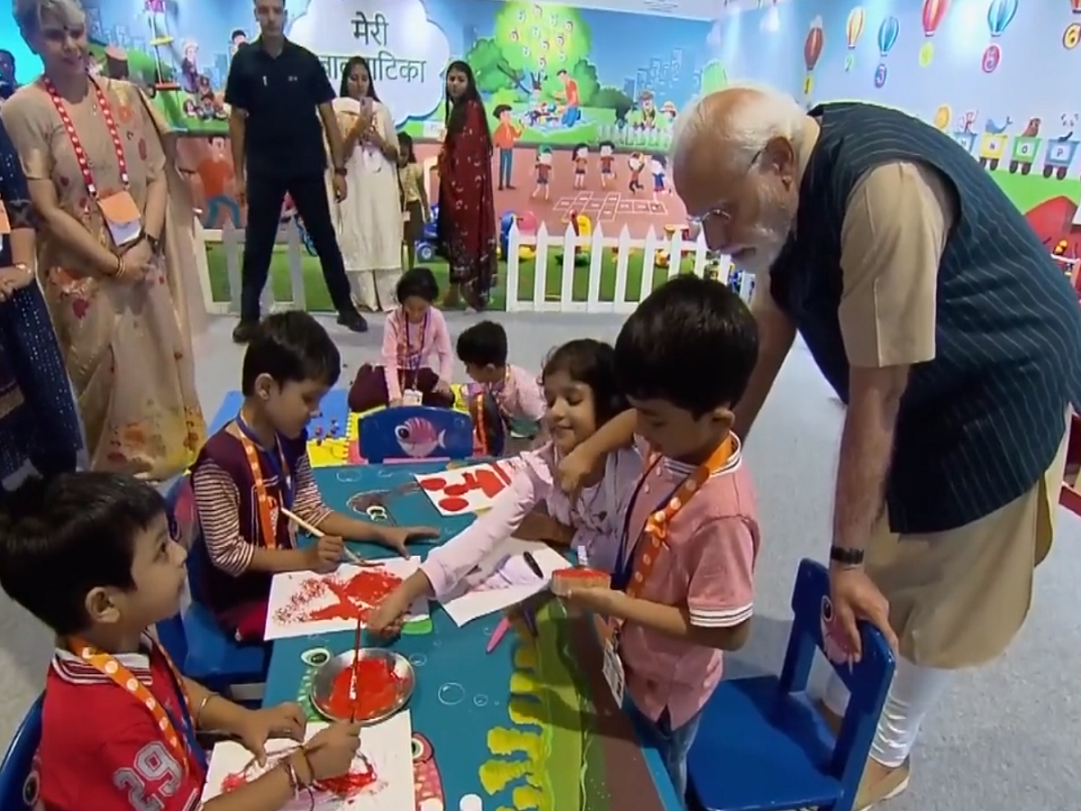 जेव्हा पंतप्रधानांनी विचारलं, मोदीजींना ओळखता का? लहान मुलांनी दिलं मनोरंजक उत्तर जेव्हा पंतप्रधानांनी विचारलं, मोदीजींना ओळखता का? लहान मुलांनी दिलं मनोरंजक उत्तर