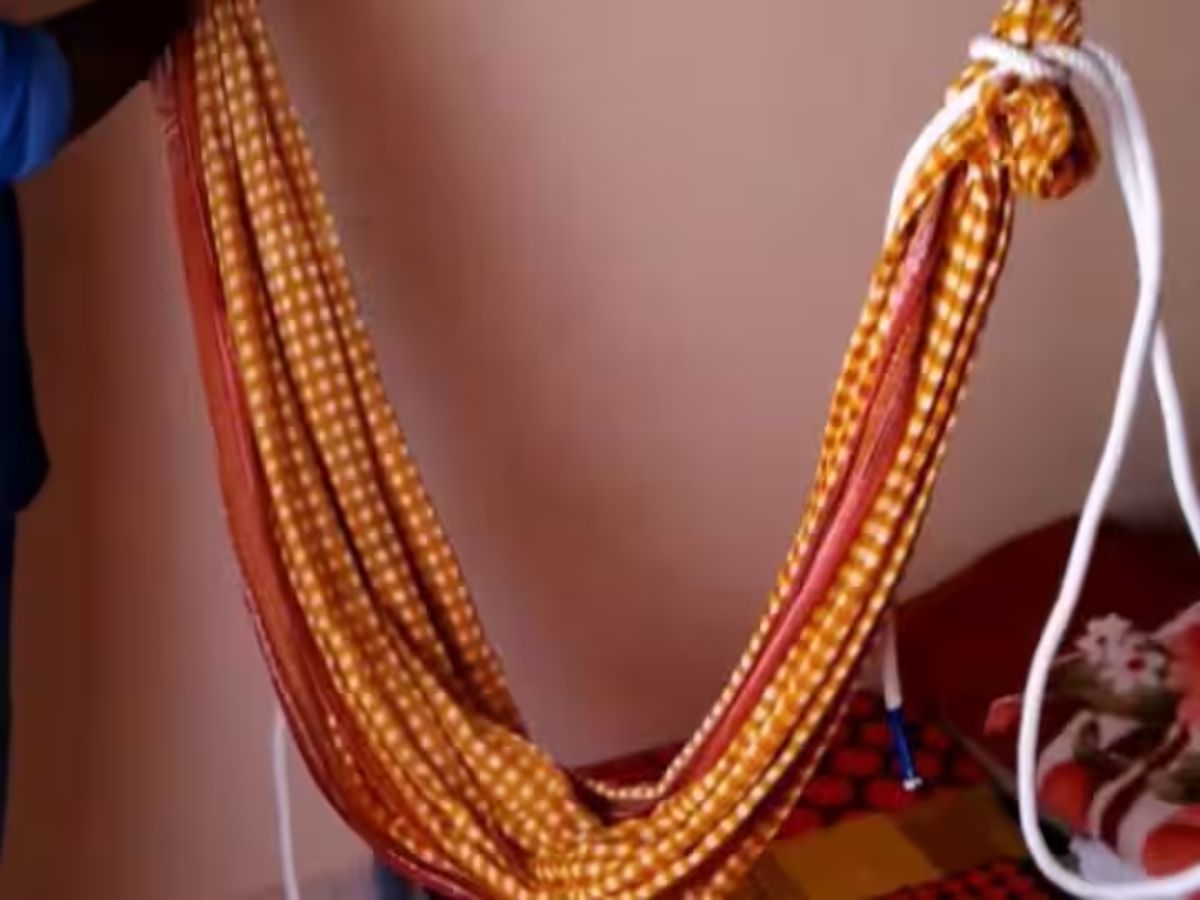 झोका खेळताना जीव गमावला, एका चुकीने दहा वर्षांच्या चिमुकल्याला बसला गळफास, नाशिकची घटना