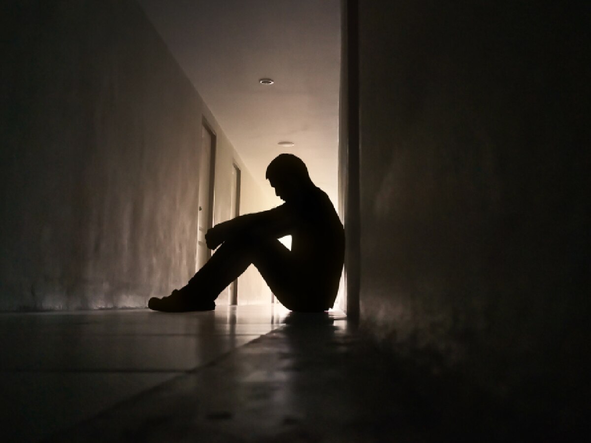 डिप्रेशनमुळे आत्महत्येसारखं मोठं पाऊल उचललं जाऊ शकतं? पाहा तज्ज्ञ काय म्हणतायत title=