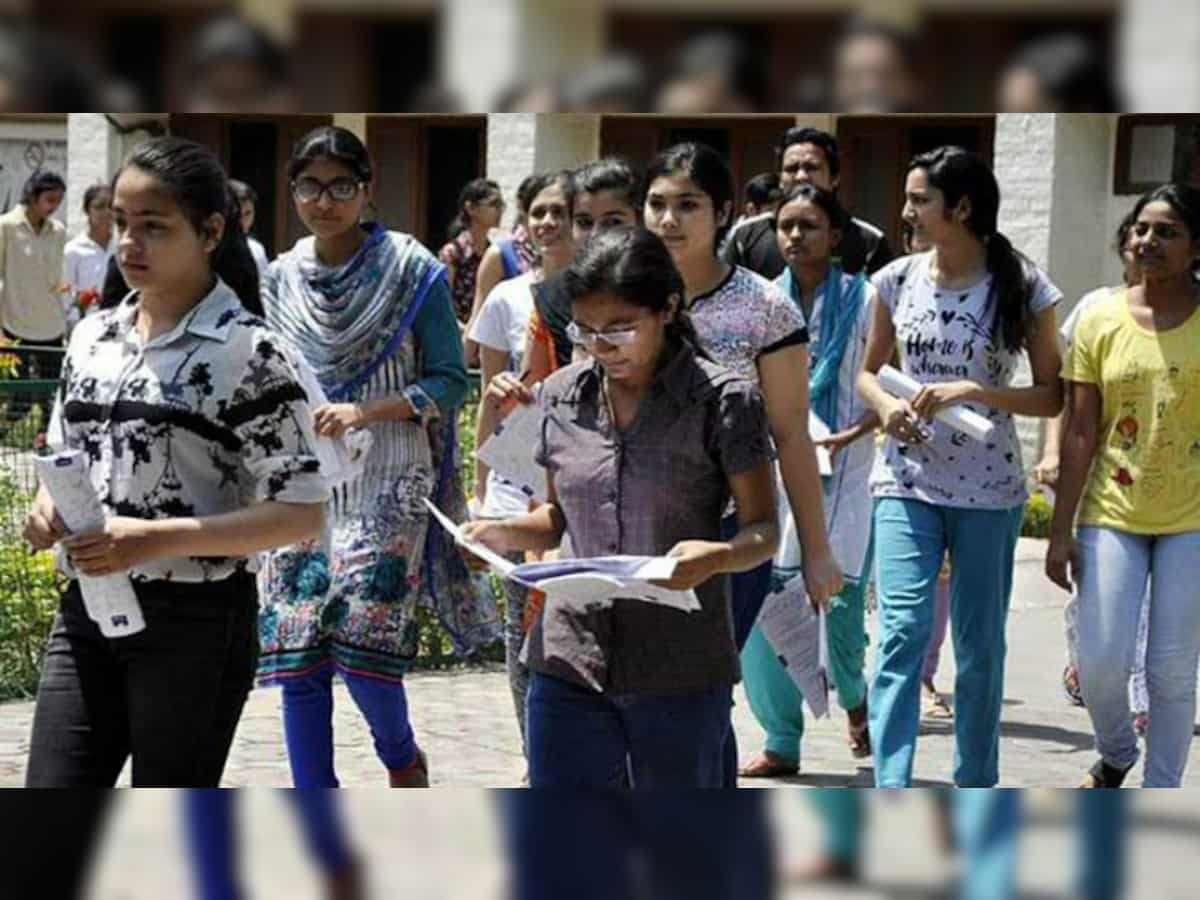 Pune forest department exam students were kept out of the center due to 1 minute delay;पुण्यात वनविभागाच्या परीक्षेत गोंधळ,1 मिनिट उशीरा झाल्याने विद्यार्थ्यांना केंद्राबाहेर ठेवले