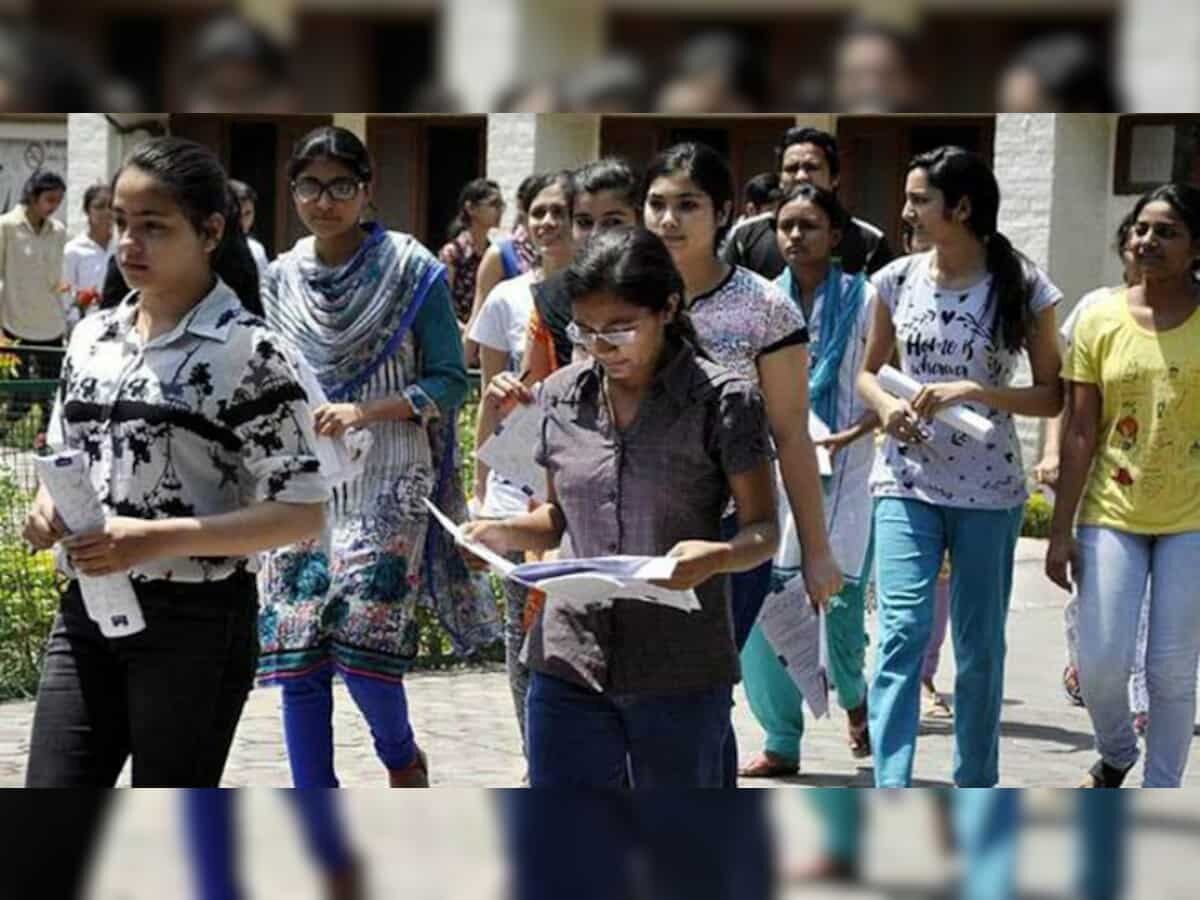 Pune Exam: 1 मिनिट उशीर झाल्याने विद्यार्थ्यांना ठेवले केंद्राबाहेर, पुण्यात वनविभागाच्या परीक्षेतील प्रकार  title=