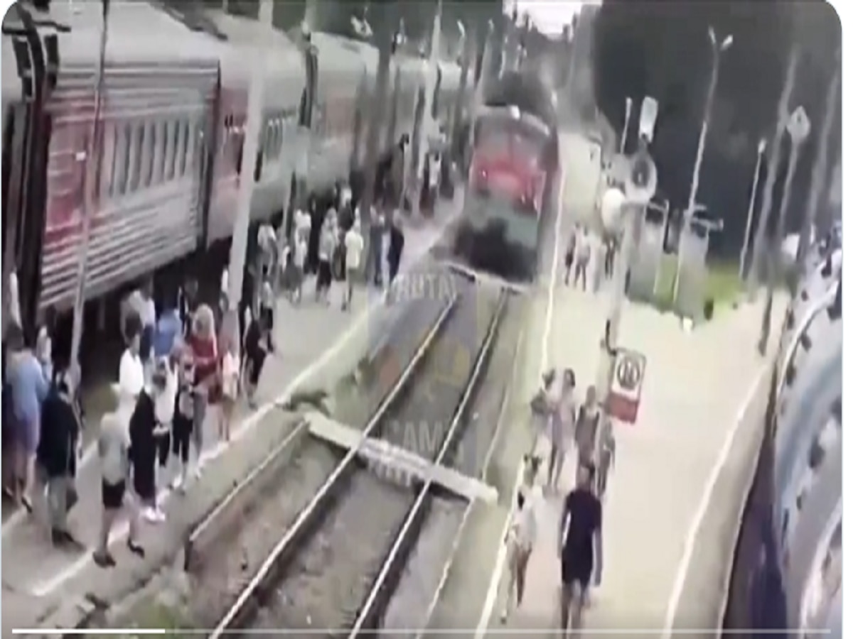 Video : बापलेक रेल्वे ट्रॅक ओलांडत असतानाच ट्रेनने दिली धडक, मग पुढे काय झालं पाहा... title=