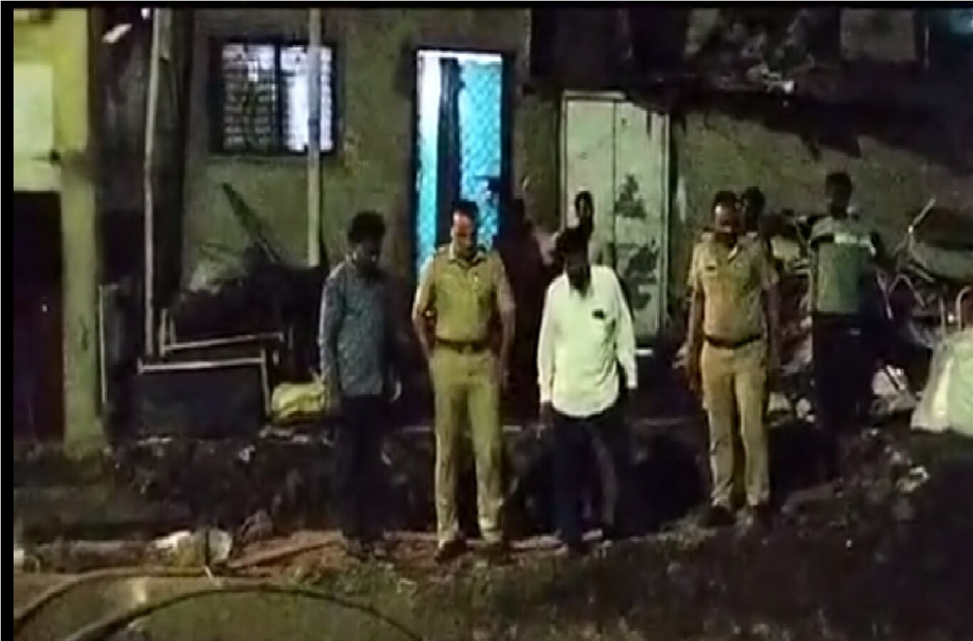 अकोला येथे नाल्याचे खोदकाम करताना आढळल्या ऐतिहासिक वस्तु; मोठ रहस्य उलगडणार अकोला येथे नाल्याचे खोदकाम करताना आढळल्या ऐतिहासिक वस्तु; मोठ रहस्य उलगडणार