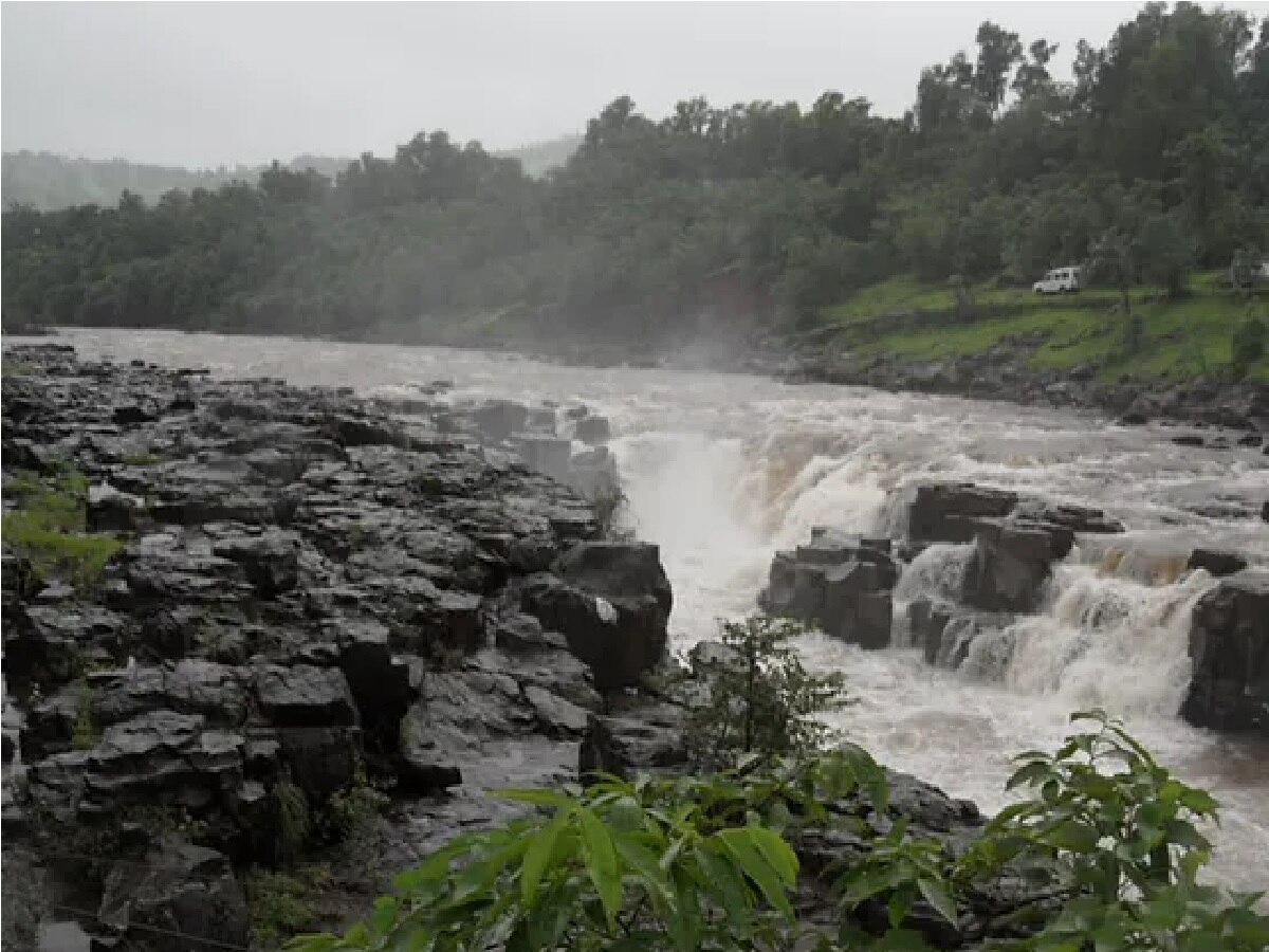 रायगड मधील प्रसिद्ध घागरकोंड धबधब्यात बुडून तरुणाचा मृत्यू; आयुष्यातील शेवटची पिकनिक ठरली