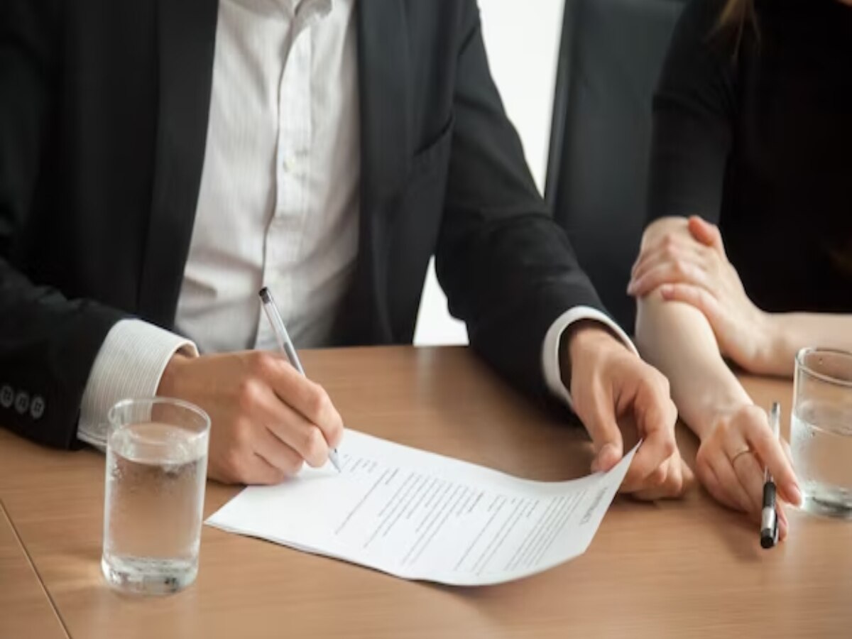 गॅसमुळं संसार गॅसवर; पत्नीच्या एका चुकीमुळं पतीनं थेट घटस्फोटासाठी केला अर्ज गॅसमुळं संसार गॅसवर; पत्नीच्या एका चुकीमुळं पतीनं थेट घटस्फोटासाठी केला अर्ज