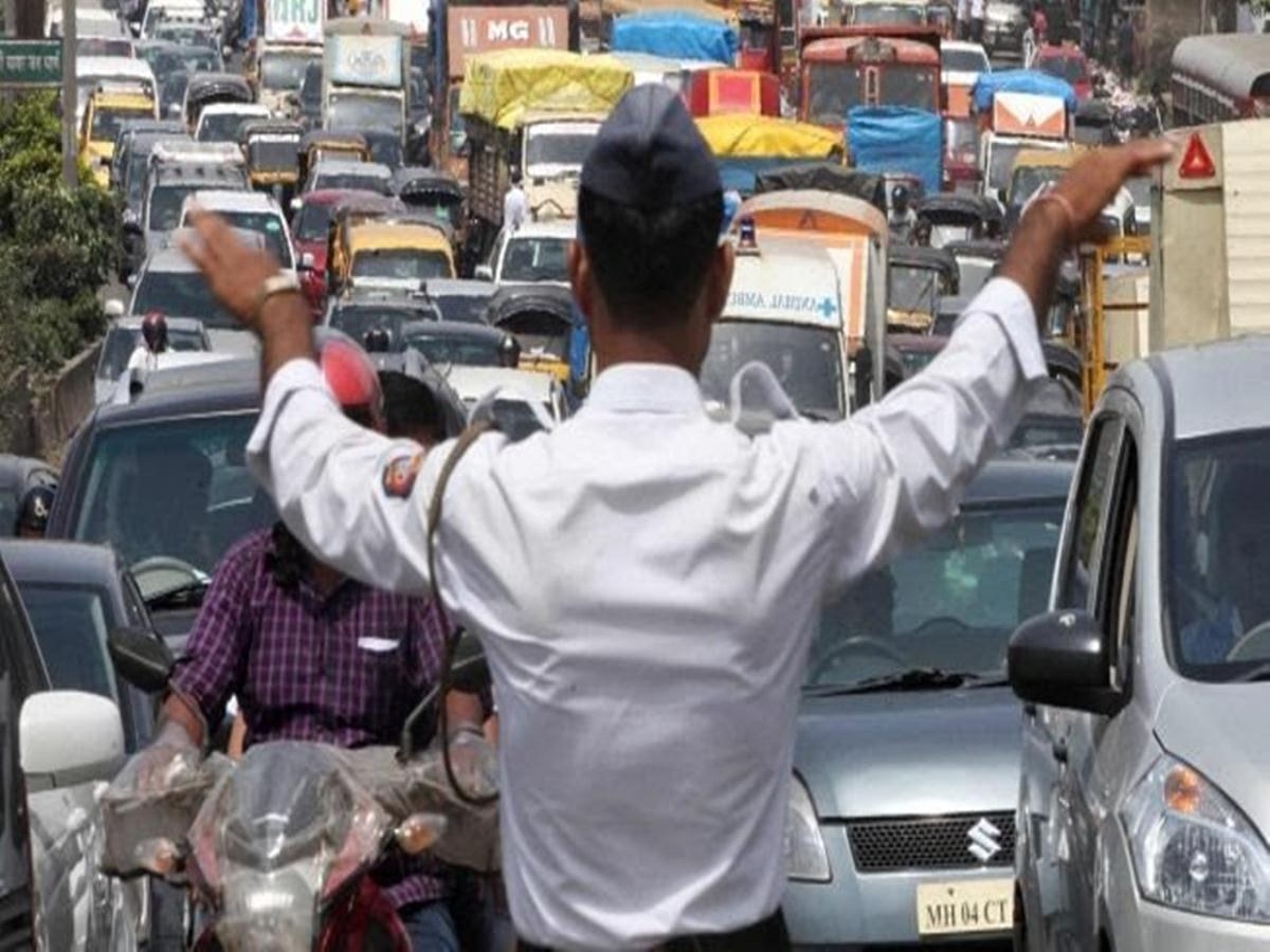 Mumbai मध्ये नवा नियम लागू; उल्लंघन केल्यास थेट वाहतूक पोलीस करणार कारवाई  title=