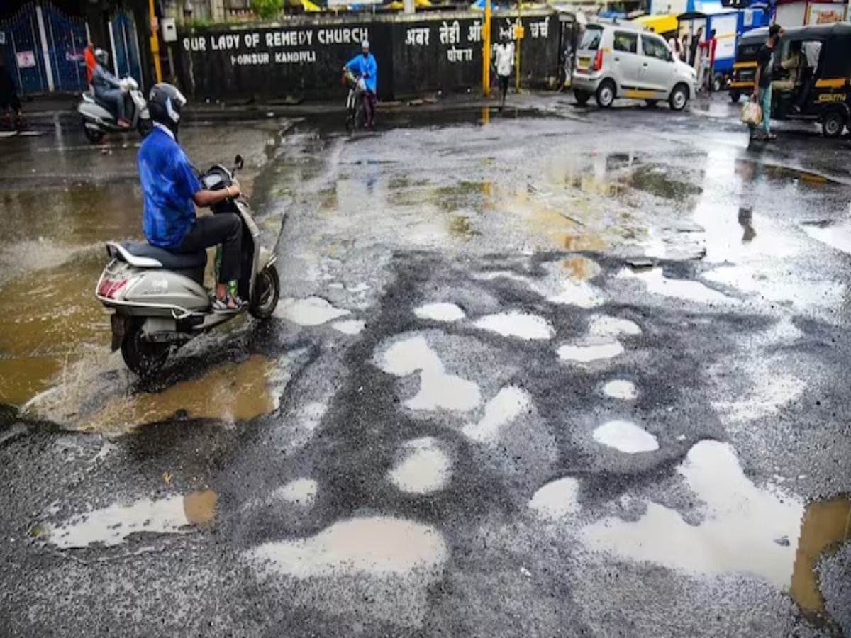 एवढी वर्ष काय केलं? रस्ता खोदणाऱ्यांना जबाबदार धरता का? रस्त्यांवरील खड्यांवरुन हायकोर्टानं आयुक्तांना फटकारलं title=