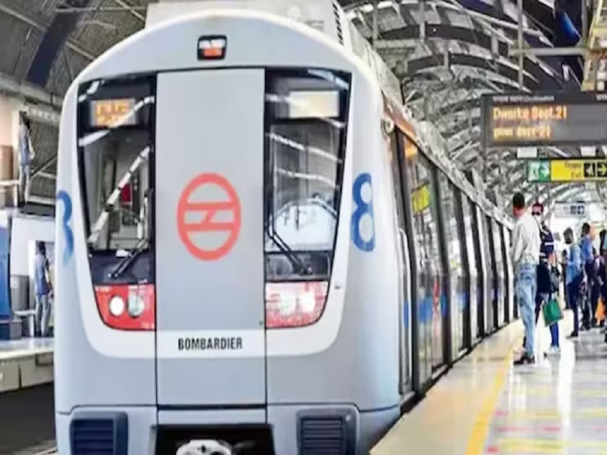 Delhi Metro : हद्दच झाली! महिलेला पाहताच तरुणाने केलं हस्तमैथुन, घाणेरडे कृत्याचा Video Viral title=
