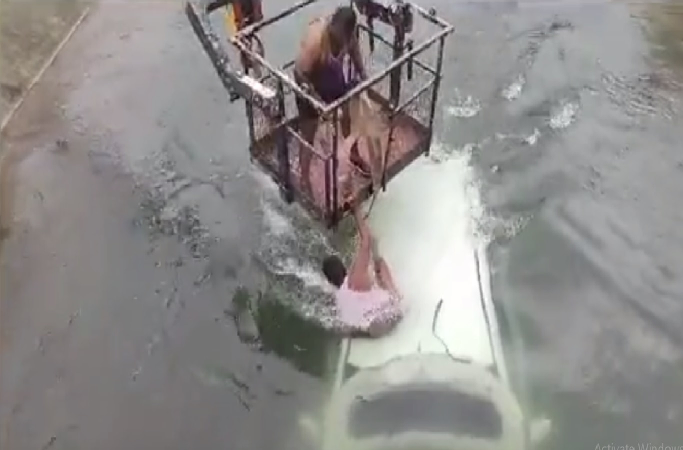 सातारा येथे विचित्र अपघात; 15 मिनिटांत चौघांचा जीव वाचला