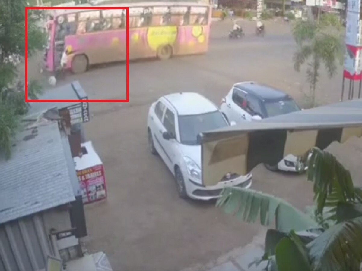 काचा फुटून प्रवासी रस्त्यावर पडले; शिर्डी येथील भक्तनिवासाजवळ बसचा थरारक अपघात