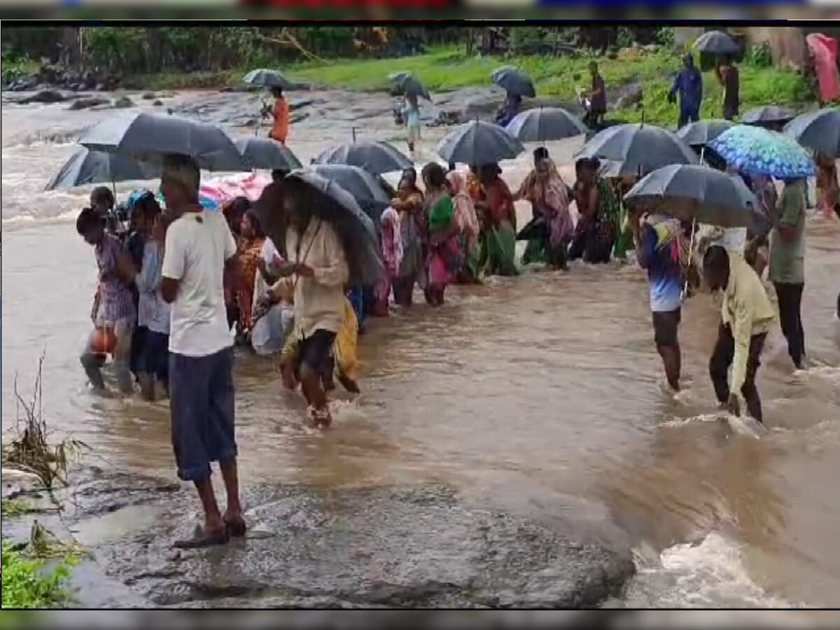 यालाच स्वातंत्र्य म्हणतात का? मानवी साखळी करत नदीच्या पाण्यातून मृतदेह नेण्याची वेळ... आदिवासींची व्यथा  title=