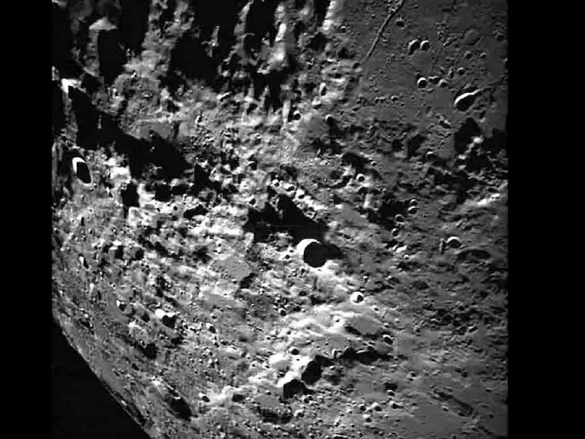 Chandrayaan 3: चंद्र नेमका कसा दिसतो? पाहा विक्रम लँडरवरील कॅमेऱ्याने शूट केलेला VIDEO title=