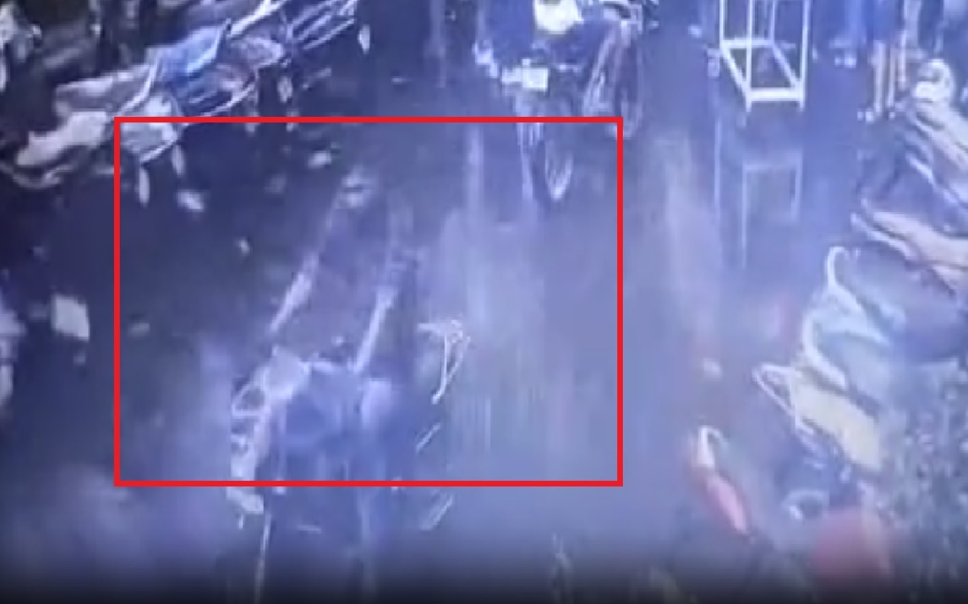 गर्लफ्रेंडवर इतका पैस खर्च केला की शेवटी… प्रेमात बुडालेल्या तरुणाची स्टोरी ऐकून पोलिसही चक्रावले गर्लफ्रेंडवर इतका पैस खर्च केला की शेवटी… प्रेमात बुडालेल्या तरुणाची स्टोरी ऐकून पोलिसही चक्रावले