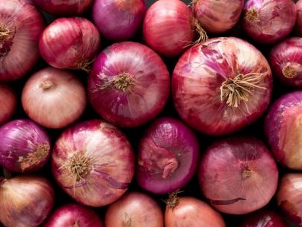 Onion Price : शेतकऱ्यांना कांदा रडवणार; केंद्र सरकारकडून 40 टक्के निर्यात शुल्क लागू title=