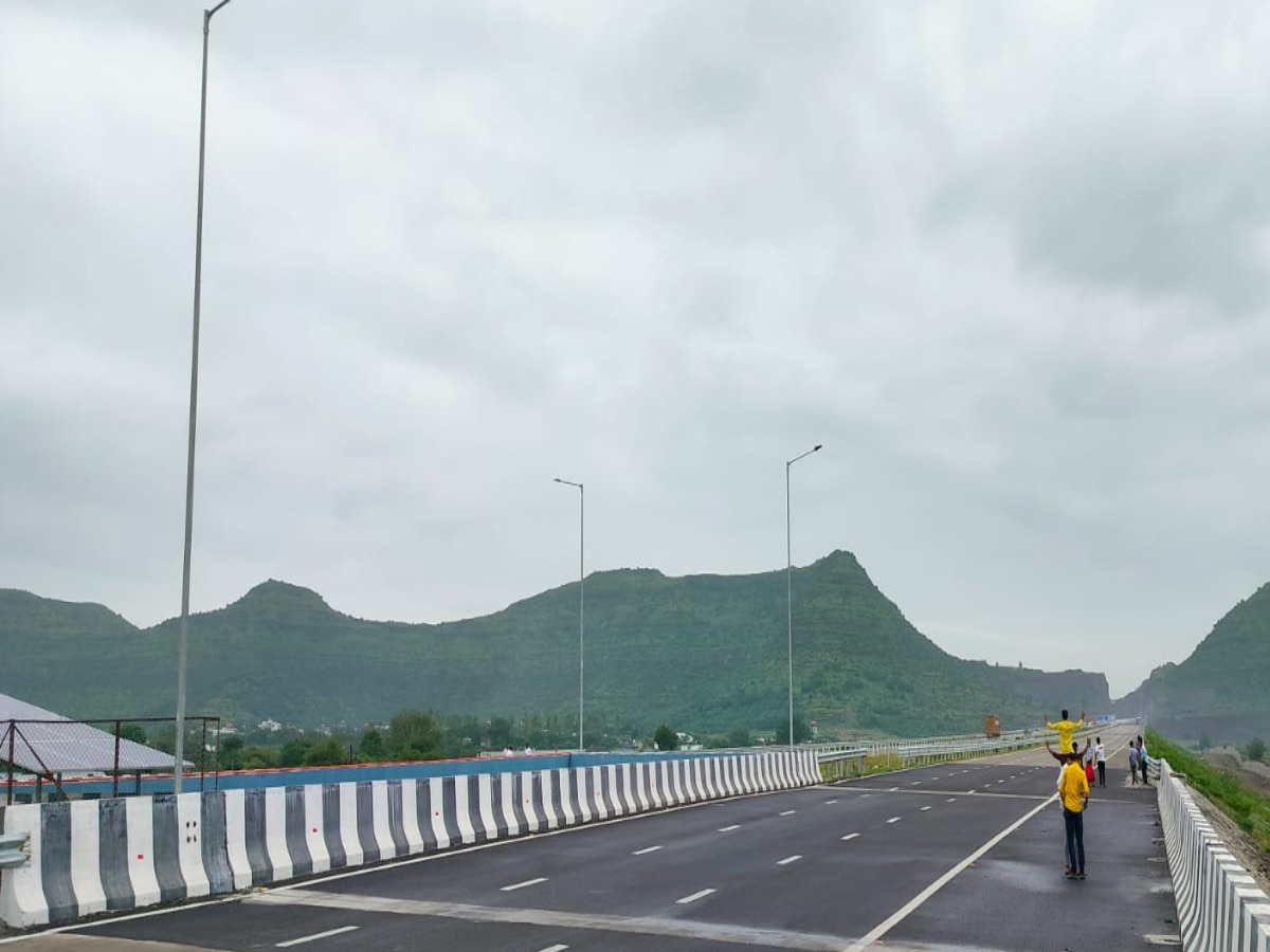 समृद्धी महामार्गावर फोटो-रील्स काढाल तर तुरुंगात जाल! पोलिसांनी घेतली गंभीर दखल title=