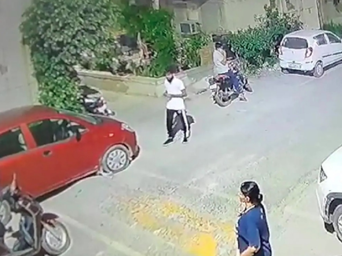 पत्ता विचारला म्हणून डिलेव्हरी बॉयवर महिलेचा चाकू हल्ला; घटनाक्रम CCTV मध्ये कैद title=