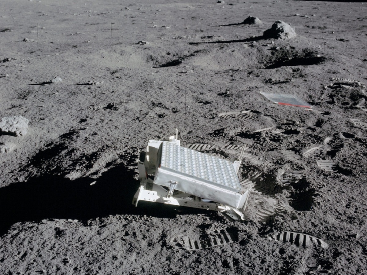 चंद्राच्या पृष्ठभागावार 54 वर्षांपासून पडलं आहे एक सिक्रेट यंत्र, आजही अगदी ठणठणीत; पण हे कोणी ठेवलंय? title=