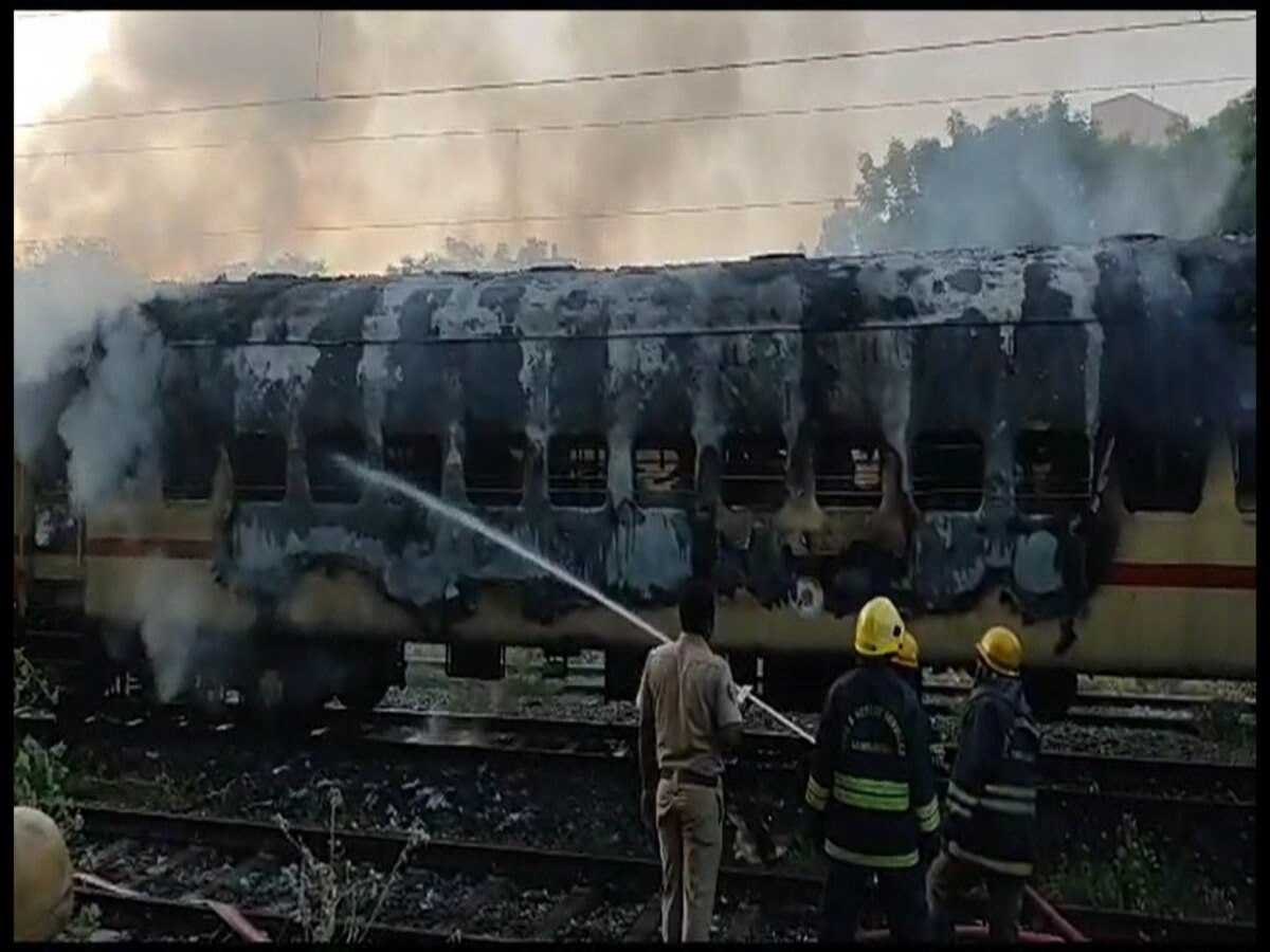 ट्रेनच्या डब्यामध्ये जेवण बनवत होते प्रवासी; आठ भाविकांचा होरपळून मृत्यू title=