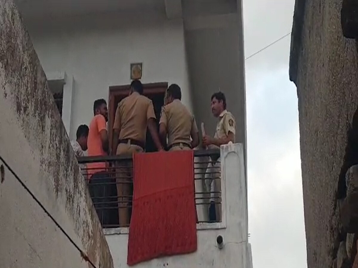 बँक कर्मचाऱ्याच्या घरात भयानक घटना, दोन वर्षांचा मुलगा बंदुकीच्या गोळीने जखमी, प्रकरणाच गुढ वाढलं बँक कर्मचाऱ्याच्या घरात भयानक घटना, दोन वर्षांचा मुलगा बंदुकीच्या गोळीने जखमी, प्रकरणाच गुढ वाढलं