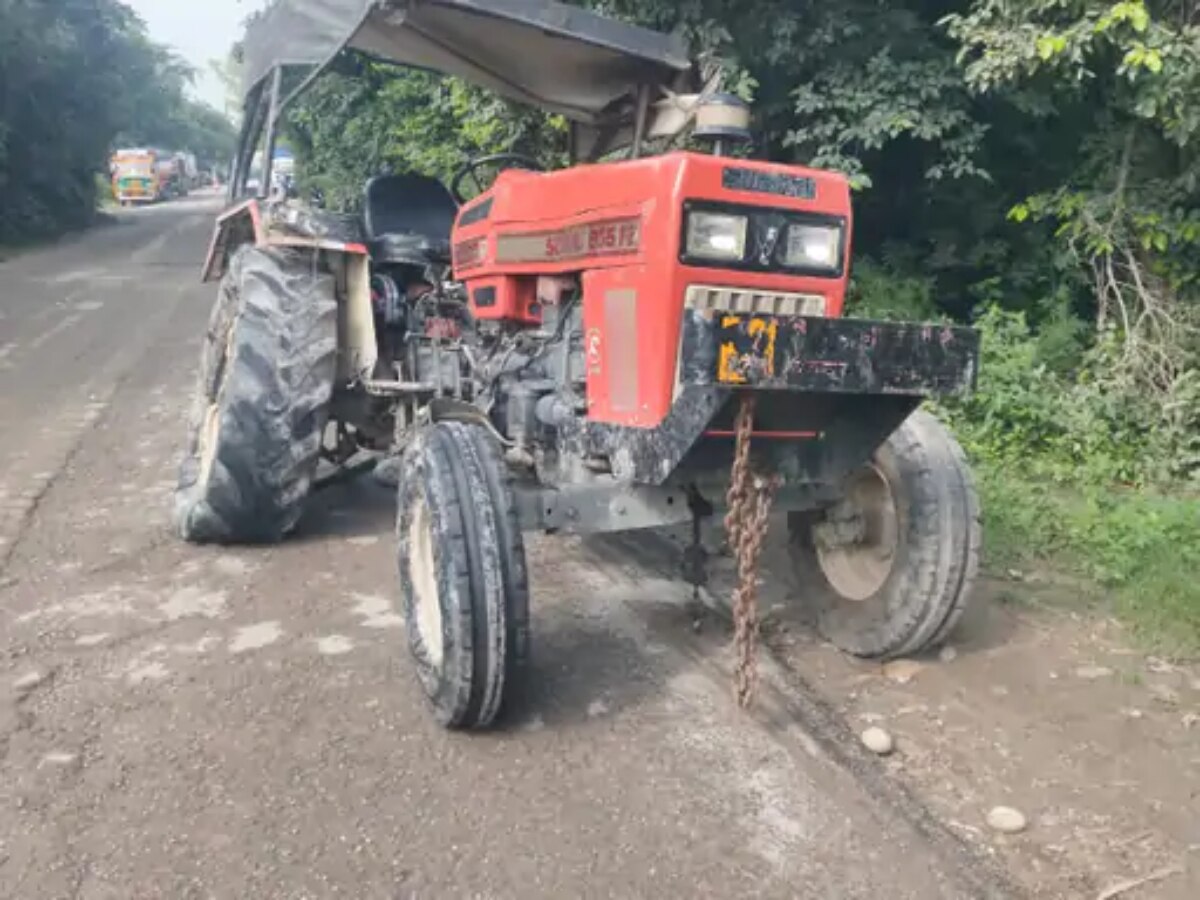 ट्रॅक्टर चालवत असताना टायरमध्ये अडकला चालक; 500 मीटर फरफटत गेल्याने रस्त्यावर विखुरला मृतदेह title=