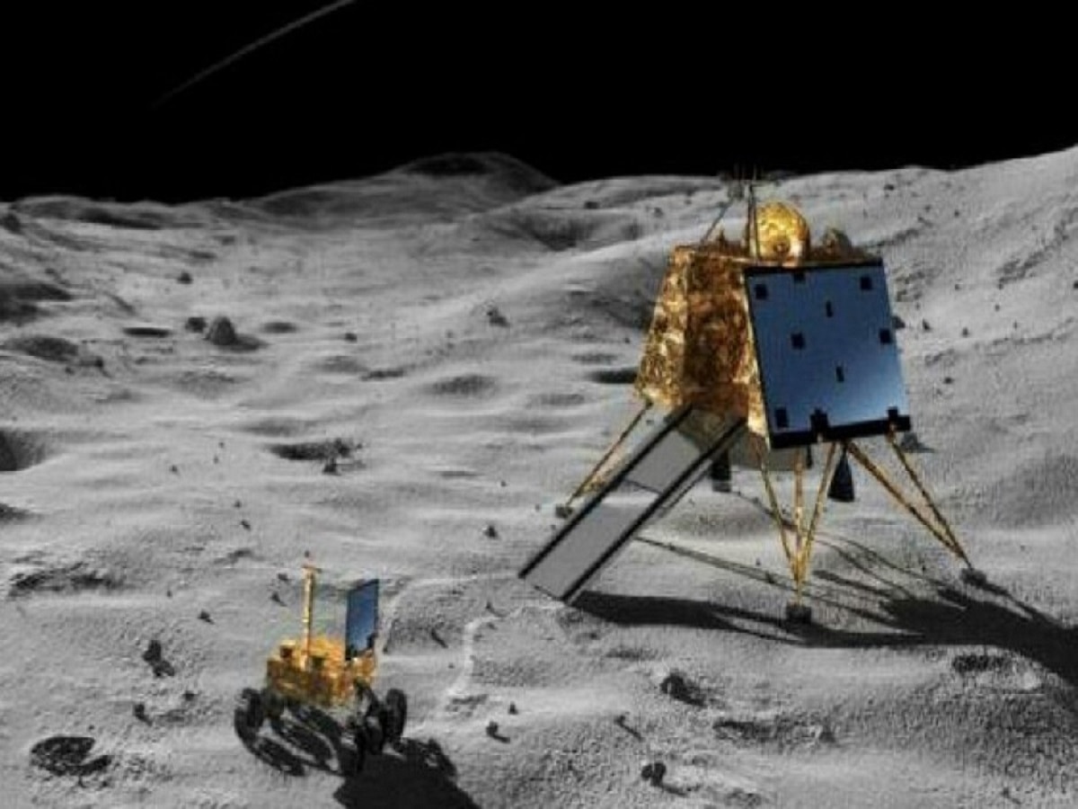 ...आणि चंद्रावरील असमान जमिनीला लँडरचा स्पर्श झाला; Chandrayaan 3 च्या सॉफ्ट लँडिंगचा कधीही न पाहिलेला Video | title=