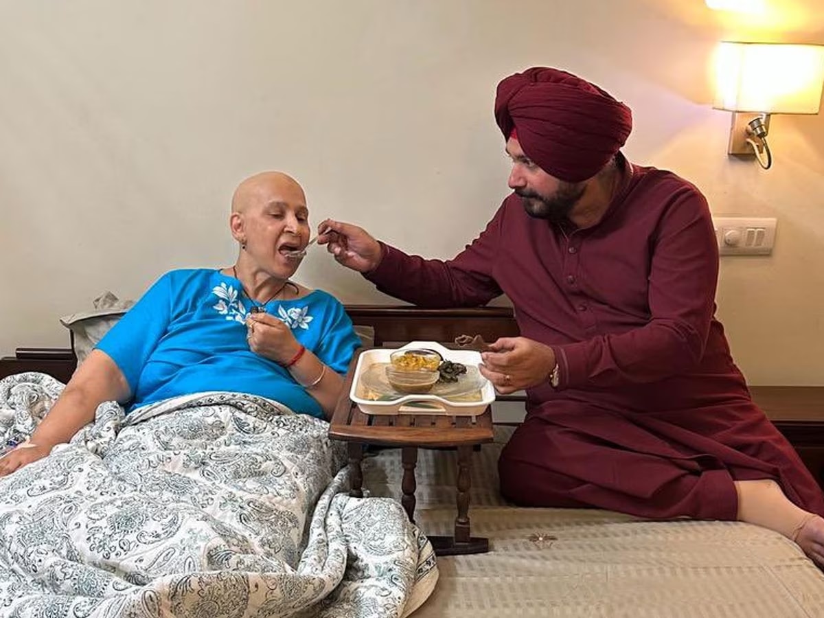 Navjot Singh Sidhu wife Navjot Kaur visits Golden Temple while batteling with cancer 