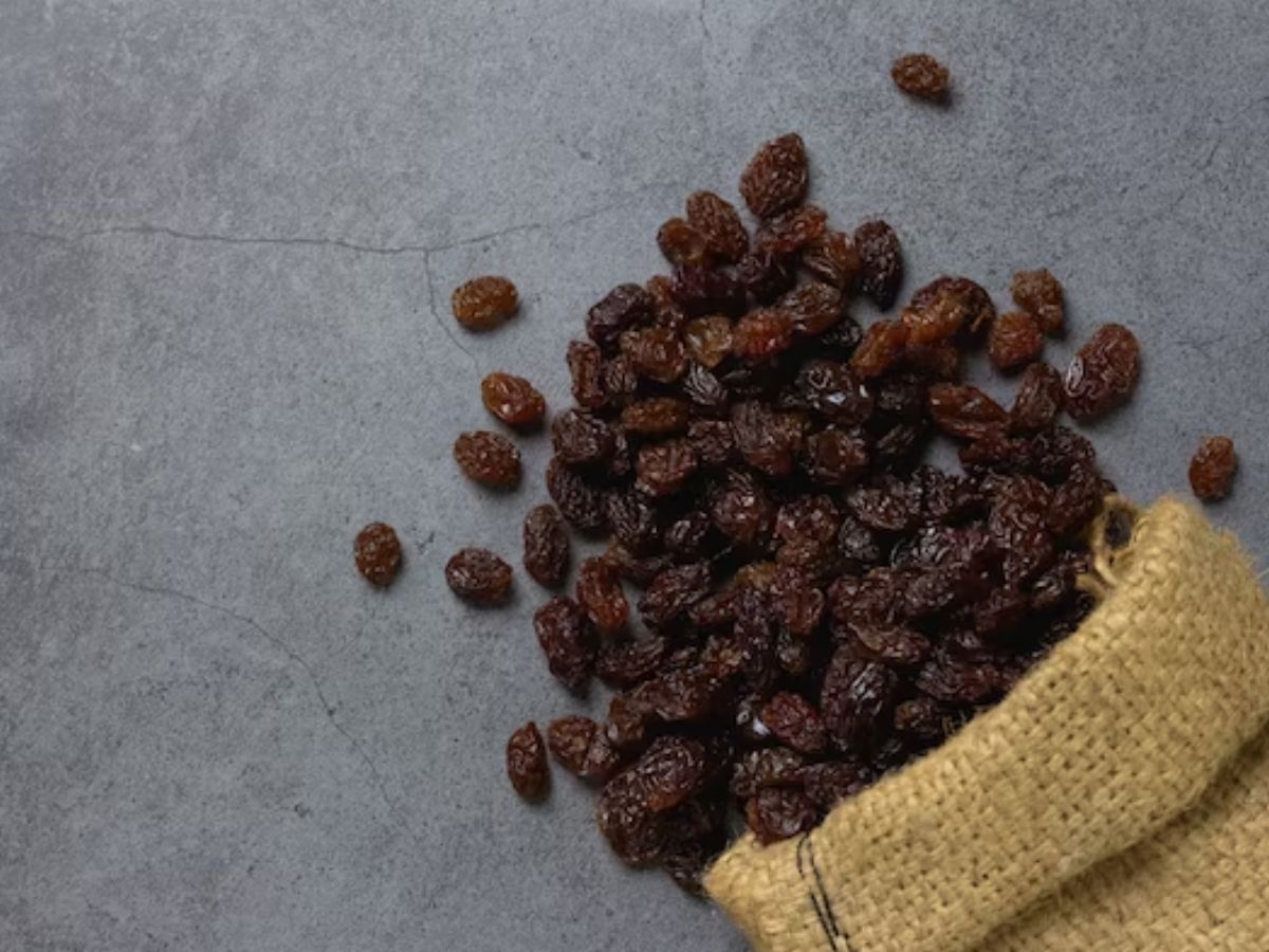 Black Raisins Benefits For Women in marathi