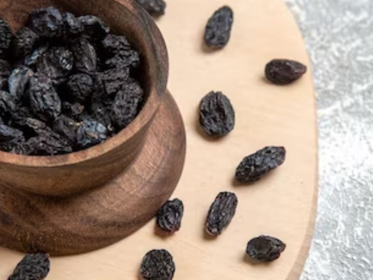 Black Raisins Benefits For Women in marathi 