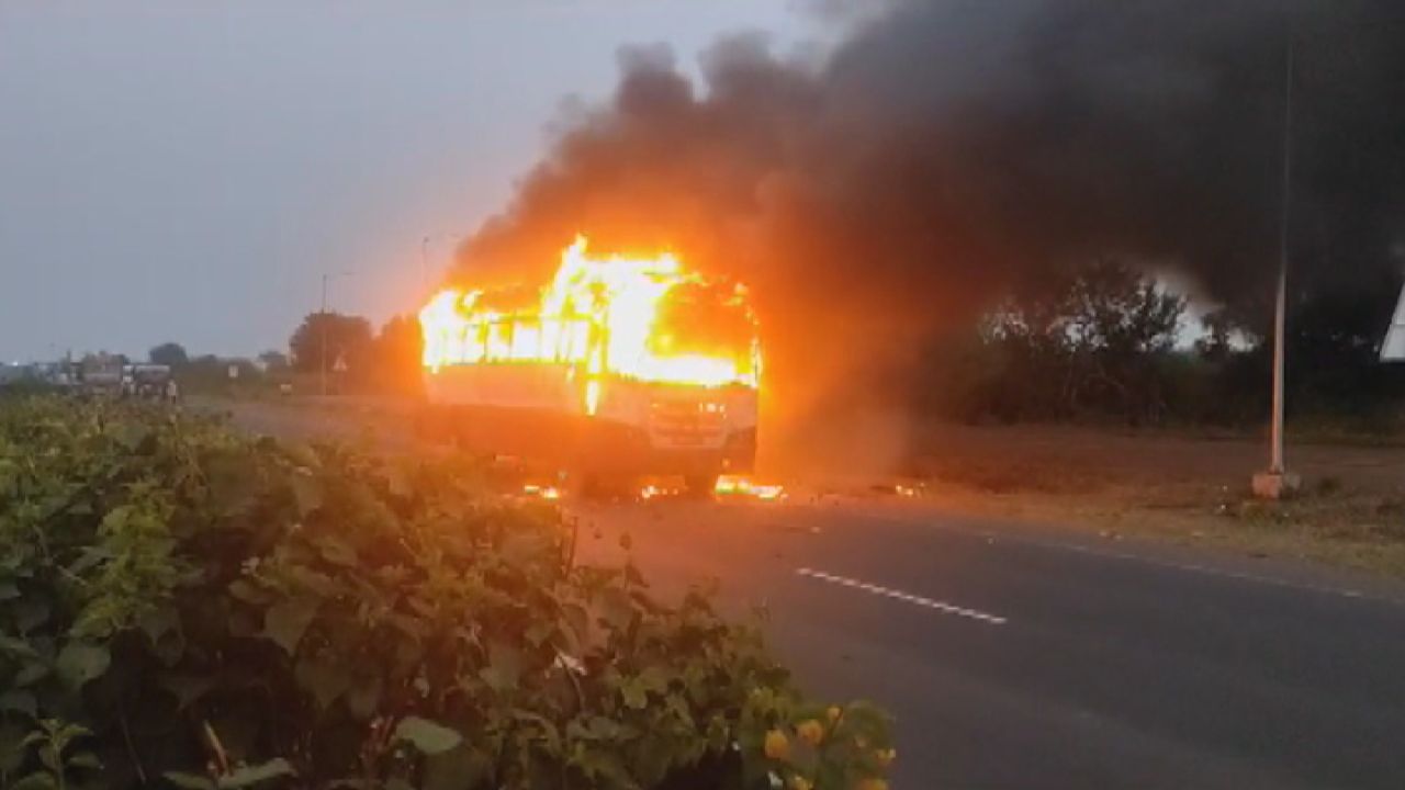 जालन्यात मराठा आंदोलकांवर पोलिसांचा लाठीचार्ज, संतप्त आंदोलकांनी 12 बसेस जाळल्या