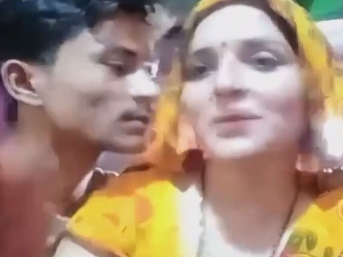 अर्रर्र कॅमेरा सुरू आहे...; लाइव्ह असतानाच रोमँटिक झाले सचिन-सीमा, Video Viral title=