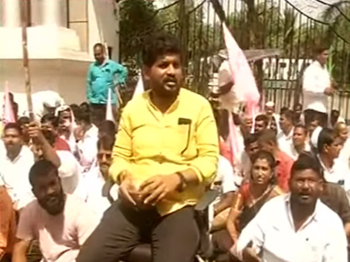 थकलेल्या ऊस बिलासाठी 'जनशक्ती'चे साखर संकुलात घुसून आंदोलन; साखर आयुक्तांच्या खुर्चीचा केला लिलाव