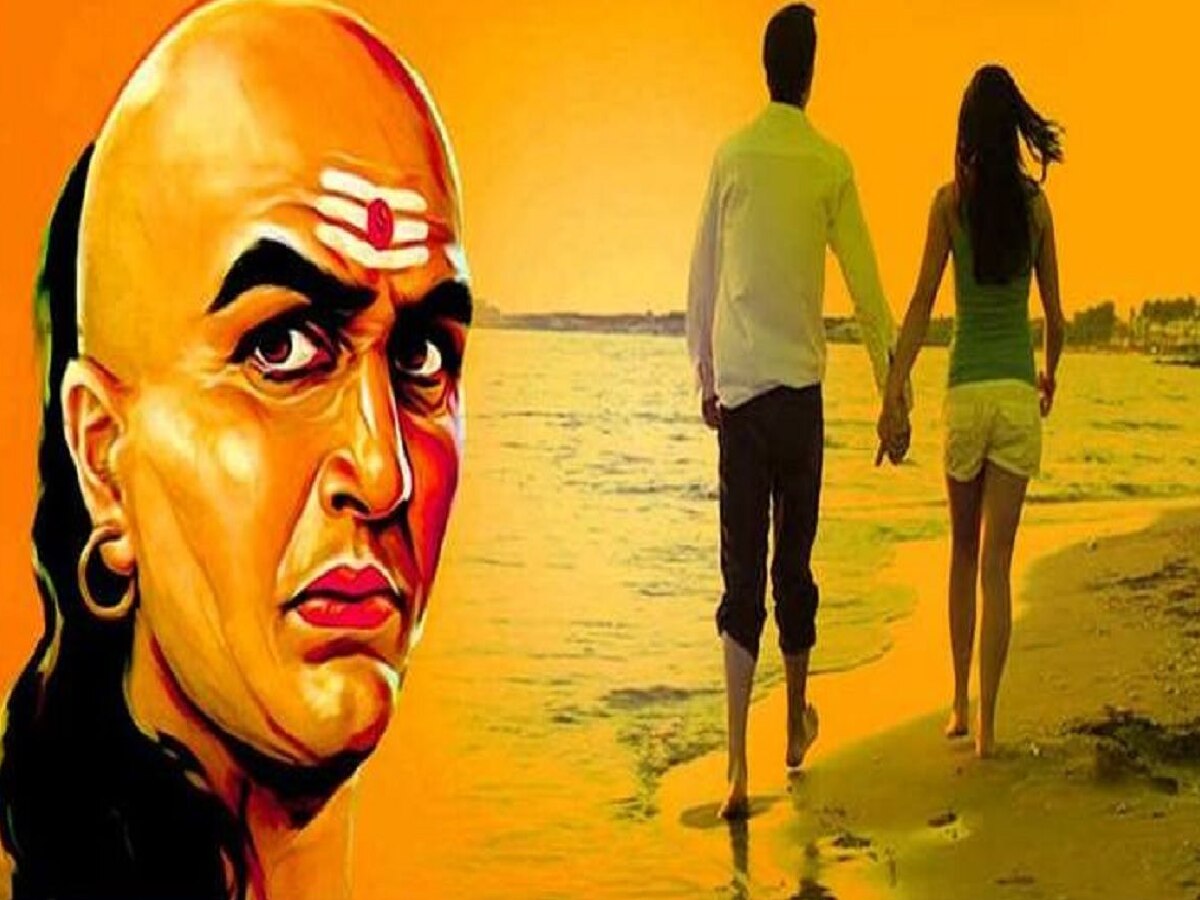 Chanakya Niti : पुरुषांच्या 'या' सवयींकडे आपोआप आकर्षित होतात महिला, आचार्य चाणक्यांनी दिला कानमंत्र title=