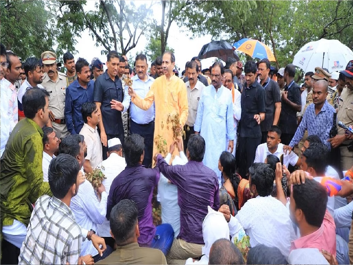 'राज्य सरकारकडे पक्ष फोडण्यासठी पैसे, शेतकऱ्यांसाठी नाहीत' पावसात भिजत उद्धव ठाकरे शेतकऱ्यांच्या बांधावर title=