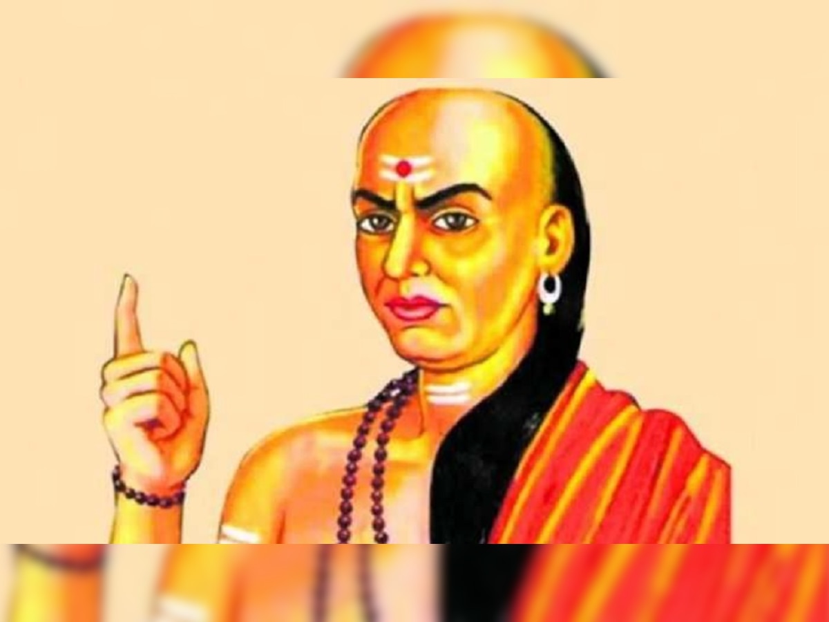 Chanakya Niti: 'या' तीन वाईट सवयी होत्याच नव्हतं करतील; नोकरी-छोकरी काहीच मिळणार नाही title=