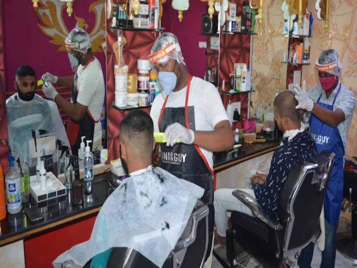 केस कापायला पैसे दिले नाहीत म्हणून पतीची पत्नीला पट्ट्याने मारहाण; पुण्यातील विचित्र प्रकार