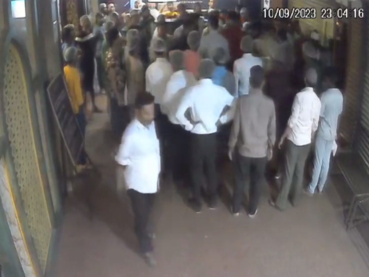 Video : बिर्याणीसोबत दही मागितल्यावर कर्मचाऱ्यांनी केली हत्या; पोलिसांसमोरच केली मारहाण title=