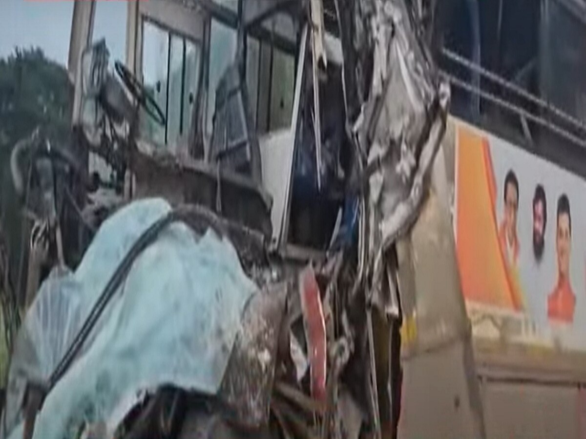 Raigad Bus Accident : गणेशोत्सवासाठी कोकणाकडे निघालेल्या बसला अपघात, एक जण ठार 19 जण जखमी title=