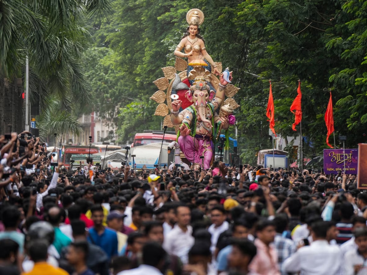 'गणेशोत्सवात तरुणांची श्रमशक्ती वाया जाते'; लेखक सुरज एंगडेंचे मत title=