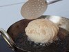 Kitchen Hacks: कधीच तेलकट होणार नाहीत पुऱ्या, अजमावून पाहा या Tips