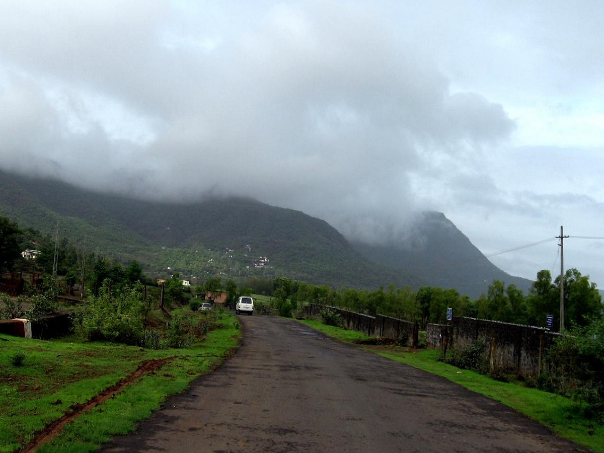 Maharashtra Rain : कुठे दमट वातावरण तर, कुठे मुसळधार; कसं आहे राज्यातील आजचं हवामान? पाहा...  title=