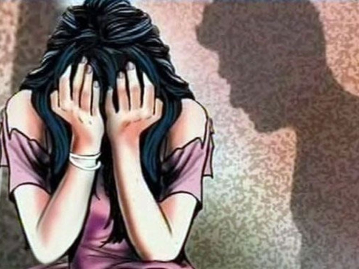 खळबळ! मुंबईत चालत्या टॅक्सीत 14 वर्षीय मुलीवर बलात्कार, नराधमांनी पीडितेला रस्त्याच्या कडेला फेकले title=