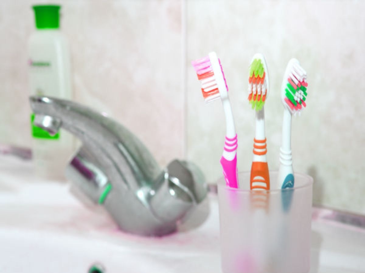 बाथरुममध्ये टुथब्रश ठेवणे कितपत योग्य, आरोग्यावर काय परिणाम होऊ शकतो?  title=