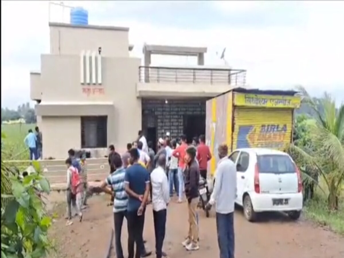 अहमदनगर हादरलं! दरोडेखोरांनी पतीला दिला गळफास, पत्नीसोबतही….