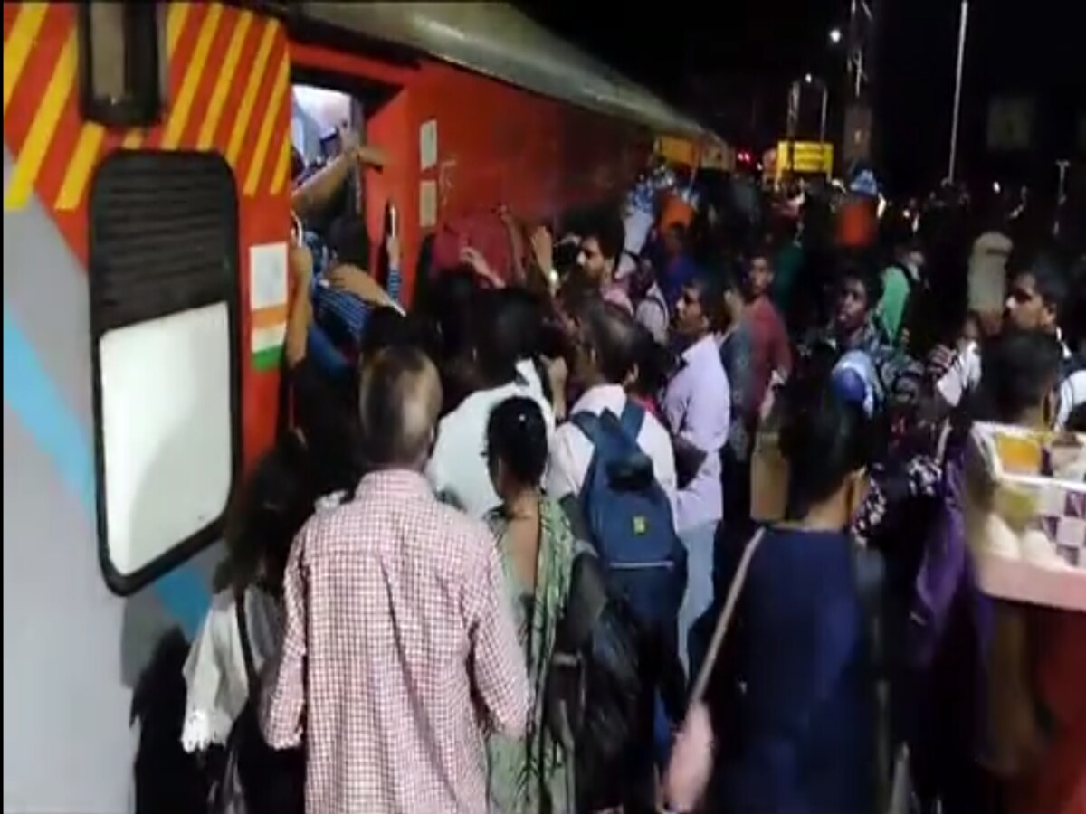 कोकणात गेलेल्या चाकरमान्यांचे परतीच्या प्रवासातही हाल; गणपती स्पेशल गाड्या 4 तास लेट