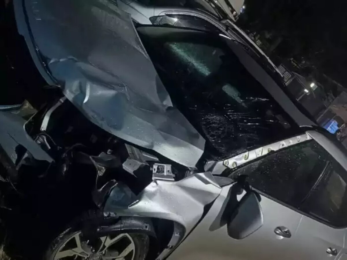 पुण्यात रस्त्याने चालत जाणाऱ्या शेतमजूरांना भरधाव कारने चिरडलं, तिघांचा मृत्यू