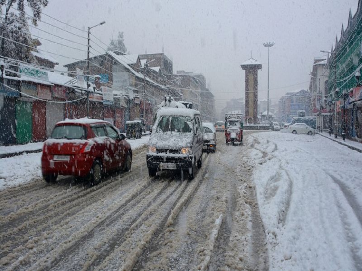 Video : जम्मू काश्मीरमध्ये मोसमातील पहिली बर्फवृष्टी; आभाळातून जणू बरसला कापूस title=